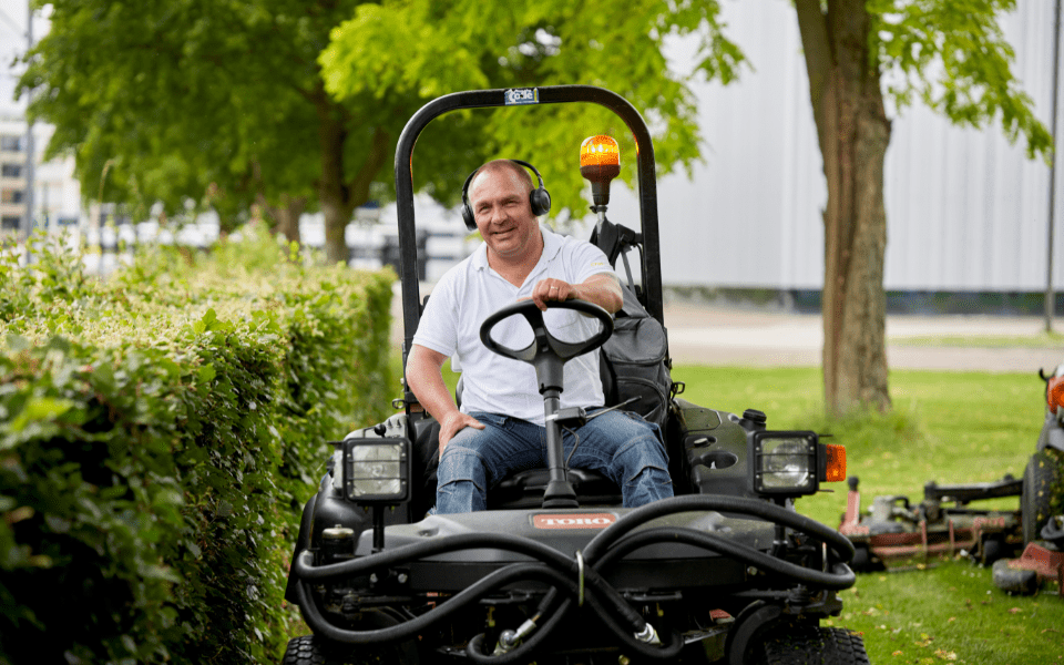 Afbeelding van verhaal Libertate, ploaie și rezultate pe tractorașul de tuns iarba